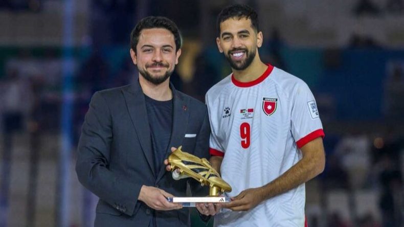 El Príncipe Heredero Hussein de Jordania junto a Ali Olwan, Bota de Oro de la Copa Árabe de la FIFA 2025 en Catar.