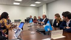 De Mendiguren encabezó la delegación del Gobierno. De Mendiguren encabezó la delegación del Gobierno.