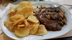 Carnes jugosas y cocina clásica en un bodegón del centro porteño. Carnes jugosas y cocina clásica en un bodegón del centro porteño.