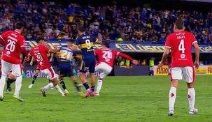 En primera instancia, el árbrito aseguró que era todo pelota, pero terminó cobrando penal a instancia del VAR