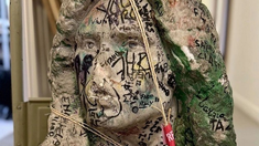 El busto de Jim Morrison desapareció hace 37 años del cementerio parisino de Pere Lachaise. El busto de Jim Morrison desapareció hace 37 años del cementerio parisino de Pere Lachaise.