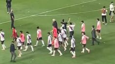 Maxi Salas agredió a una persona que filmaba a los jugadores de River retirándose de La Bombonera. Maxi Salas agredió a una persona que filmaba a los jugadores de River retirándose de La Bombonera.