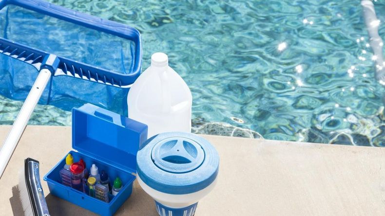 Método casero para limpiar piscinas se vuelve tendencia en redes sociales.