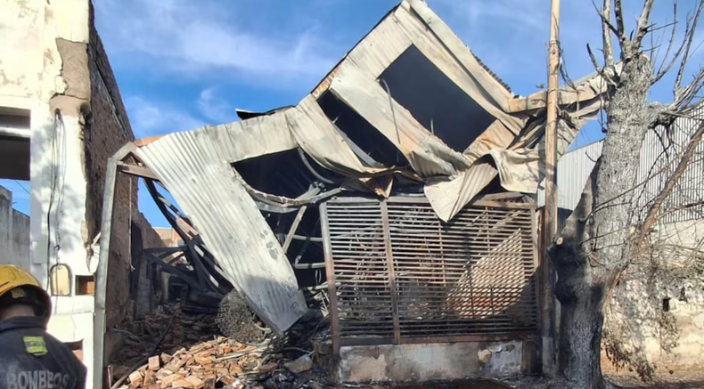 La construcción de tres pisos fue rápidamente consumida por las llamas.