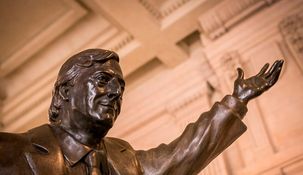 Trasladaron la estatua de Néstor Kirchner del CCK a Quilmes ante riesgos de vandalismo