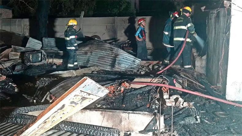 Las llamas consumieron por completo la casa.&nbsp;