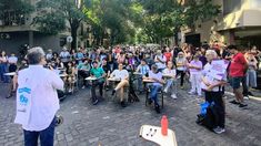 Docentes llevaron a cabo una clase abierta en la esquina de la casa de Adorni. Docentes llevaron a cabo una clase abierta en la esquina de la casa de Adorni.