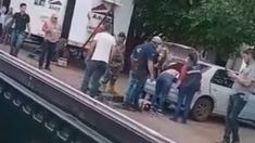 La mujer destruyó las botellas. La mujer destruyó las botellas.