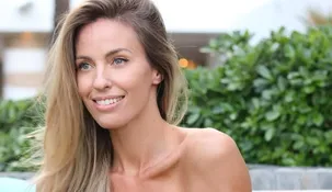 Rocío Guirao Díaz publicó una foto vistiendo un traje de baño con el color del momento.