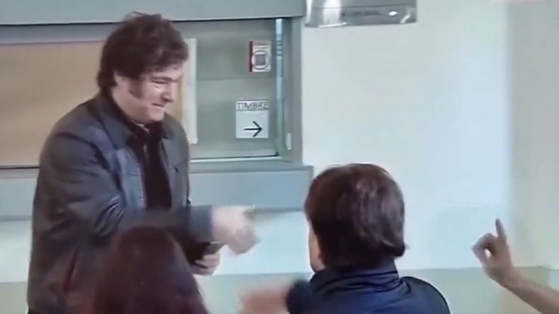 Javier Milei fue&nbsp; votar a la UTN y el fiscal de mesa se negó a saludarlo