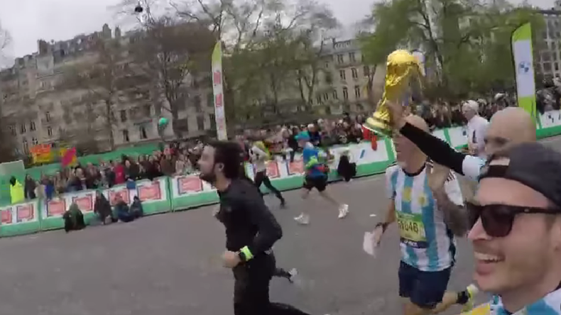 Video: atletas argentinos corrieron la maratón de París con la Copa del Mundo en la mano