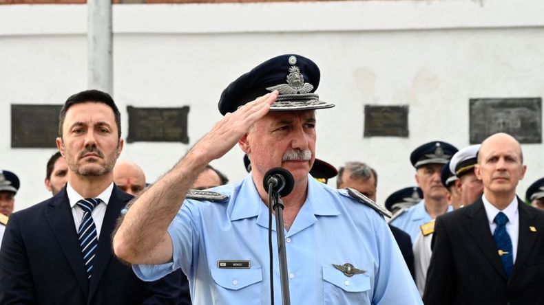 El Gobierno desplaz&oacute; al brigadier Fernando Mengo, jefe de la Fuerza A&eacute;rea por "una falta grav&iacute;sima e inadmisible"