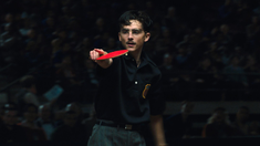 Timothée Chalamet encarna a Marty Reisman, un jugador de ping-pong bastante talentoso pero con una ambición desbordada. Timothée Chalamet encarna a Marty Reisman, un jugador de ping-pong bastante talentoso pero con una ambición desbordada.