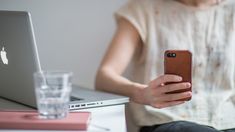 Se ganan la confianza haciéndose pasar por una persona cercana. Se ganan la confianza haciéndose pasar por una persona cercana.