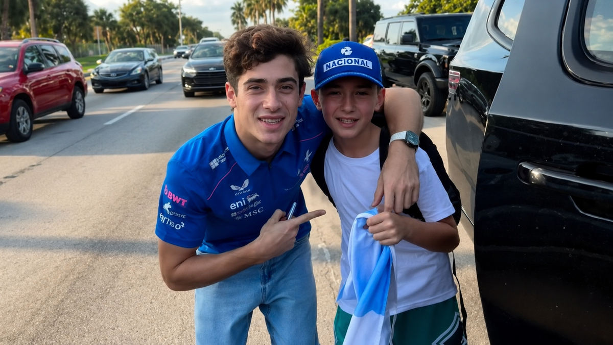 Video: el tierno gesto de Franco Colapinto con un nene en Miami que emocionó a todos