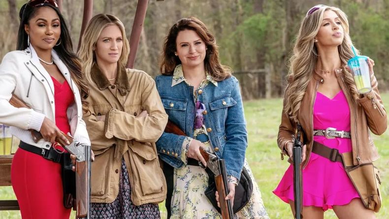 El quiebre definitivo ocurre con la aparición del cuerpo sin vida de una adolescente en los mismos bosques donde el grupo practica la caza. 