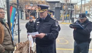 La Policía neuquina desalojó por la fuerza la protesta mapuche frente a la Casa de Gobierno.