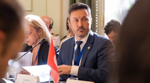 Luis Petri sostuvo que la decisión apunta a reforzar la disciplina.