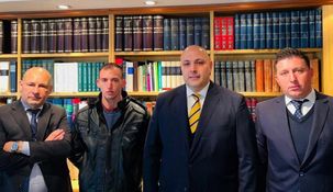 El policía Facundo Amendolara junto a su abogado Fernando Soto.