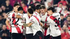 River tendrá como titular la blanca con la banda roja, y la suplente sería a rayas rojas y blancas con líneas finas negras River tendrá como titular la blanca con la banda roja, y la suplente sería a rayas rojas y blancas con líneas finas negras