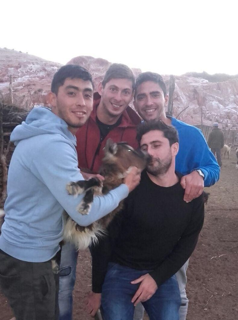 El grupo de amigos en San Rafael, Mendoza, cuando visitaron la casa de Mauro.