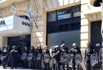 Megaoperativo en la sede de la obra social en Balvanera.