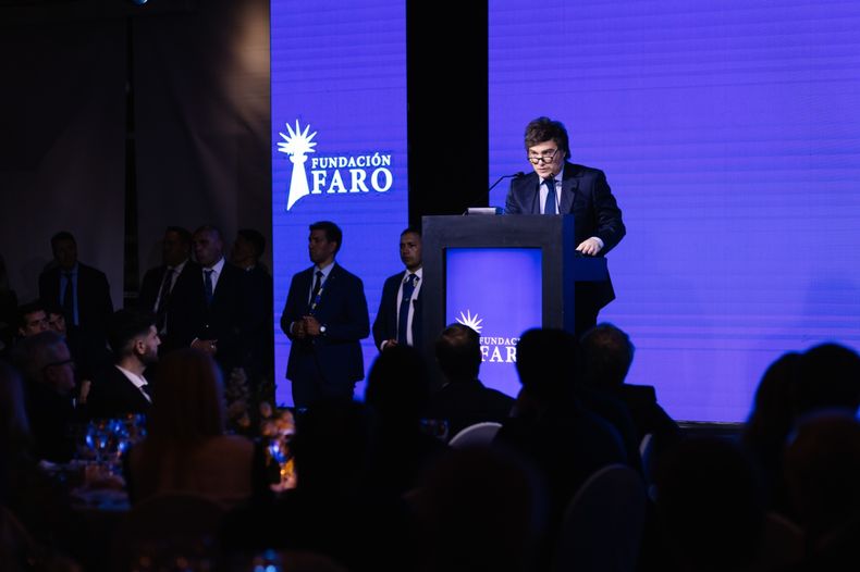 Milei durante la cena de la Fundación Faro en Puerto Madero.
