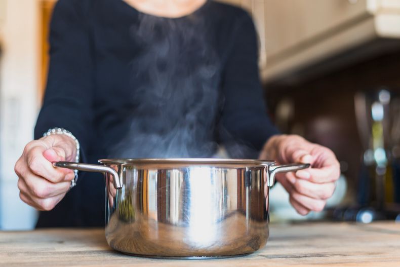 Gracias a este ingenioso método casero es posible cocinar al vapor sin necesidad de adquirir herramientas adicionales.
