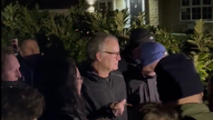 Bielsa se sacó fotos con los hinchas de Leeds que fueron a despedirlo a su casa. Bielsa se sacó fotos con los hinchas de Leeds que fueron a despedirlo a su casa.