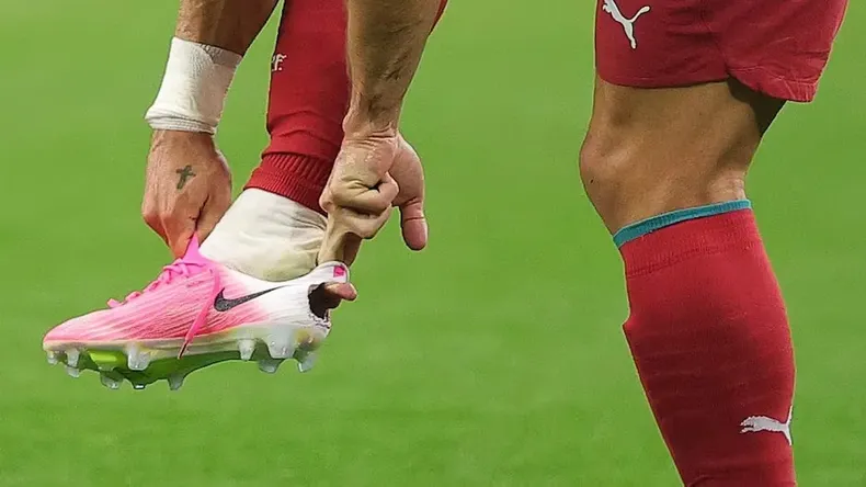 Los botines nuevos que se puso, también con el agujero en la parte de atrás.