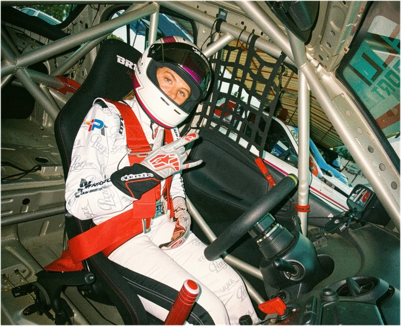Yulka Melo compitiendo en un auto deportivo.