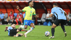 Nandez le pega a Rodrygo y se queda afuera del partido. Nandez le pega a Rodrygo y se queda afuera del partido.