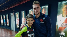 El jugador de fútbol tuvo un gran gesto con el niño.