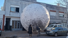Impresionante inflable de la Luna sorprendió a los vecinos de La Plata. Impresionante inflable de la Luna sorprendió a los vecinos de La Plata.