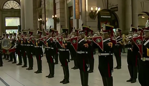 La Fanfarria del Regimiento de Granaderos interpretó el Himno Nacional Argentino en Retiro. La Fanfarria del Regimiento de Granaderos interpretó el Himno Nacional Argentino en Retiro.