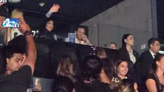 Javier Milei saluda al público de Calamaro. Javier Milei saluda al público de Calamaro.