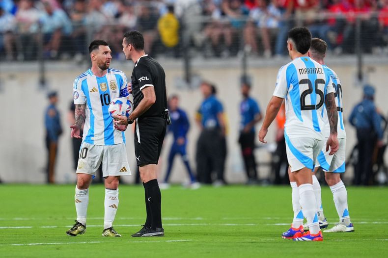 Los reclamos de los jugadores argentinos ante el juez Matonte fueron una constante.