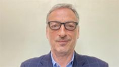 El economista fue encontrado en su departamento con las manos atadas y amordazado. El economista fue encontrado en su departamento con las manos atadas y amordazado.