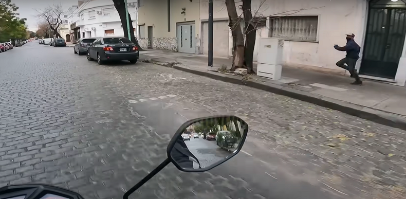 El motociclista siguió al ladrón.