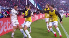 Los jugadores visitantes festejan con el autor del gol. Los jugadores visitantes festejan con el autor del gol.