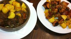 En este lugar se puede pedir desde salchichas Bratwurst acompañadas de chucrut, hasta elogiados postres como el strudel de manzana. En este lugar se puede pedir desde salchichas Bratwurst acompañadas de chucrut, hasta elogiados postres como el strudel de manzana.