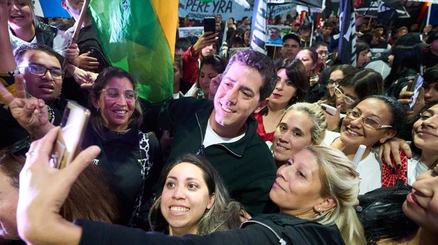 Wado de Pedro junto a la militancia.