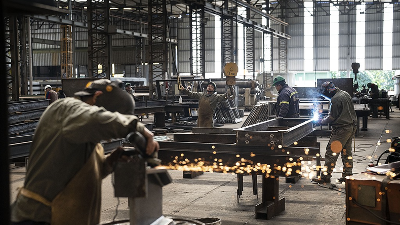 Crisis económica: la industria cayó 4