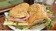 El bodegón barato de Buenos Aires con sándwiches frescos para los días calurosos de primavera. El bodegón barato de Buenos Aires con sándwiches frescos para los días calurosos de primavera.