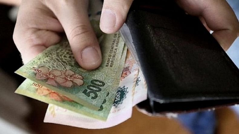 Los salarios crecieron 6% en febrero y volvieron a perder frente a la inflación