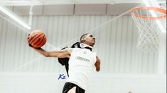 Le falta un brazo, la rompe en el básquet estadounidense y está a un paso de llegar a la NBA. Le falta un brazo, la rompe en el básquet estadounidense y está a un paso de llegar a la NBA.