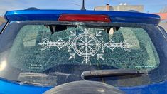 Así quedó el parabrisas de la luneta de la camioneta de la concejala santacruceña Alejandra Burgos.