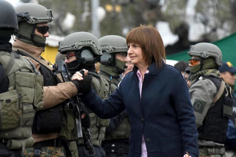 Patricia Bullrich y un problema imprevisto: quejas de los gendarmes por bajos salarios. 