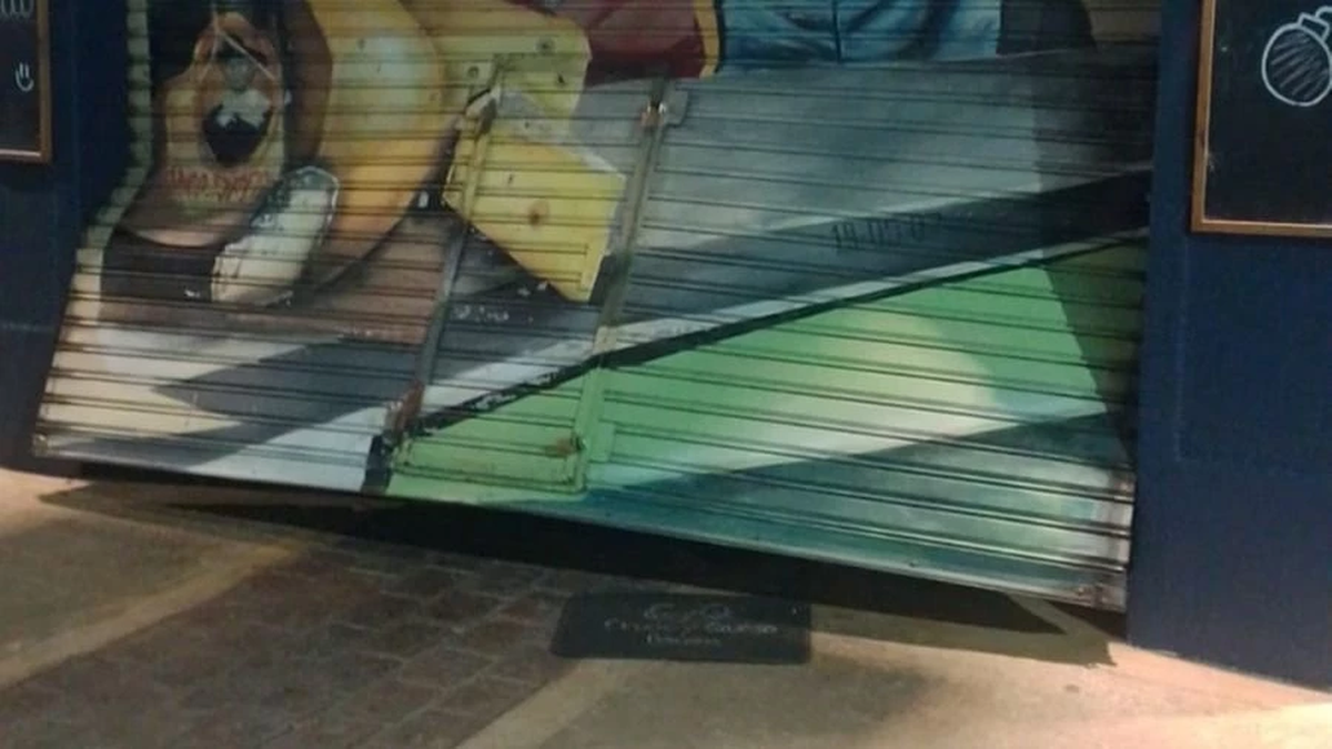 Levantó la persiana de un bodegón y se robó el dinero de la caja registradora