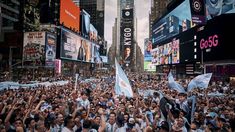 Los festejos en Times Square por el título en Qatar: una imagen que los hinchas sueñan repetir. Los festejos en Times Square por el título en Qatar: una imagen que los hinchas sueñan repetir.